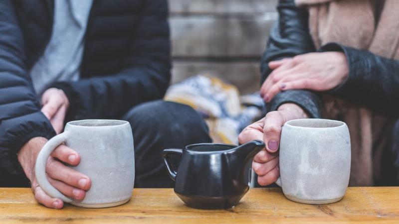 Persona tomando café