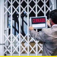 Persona cerrando su negocio